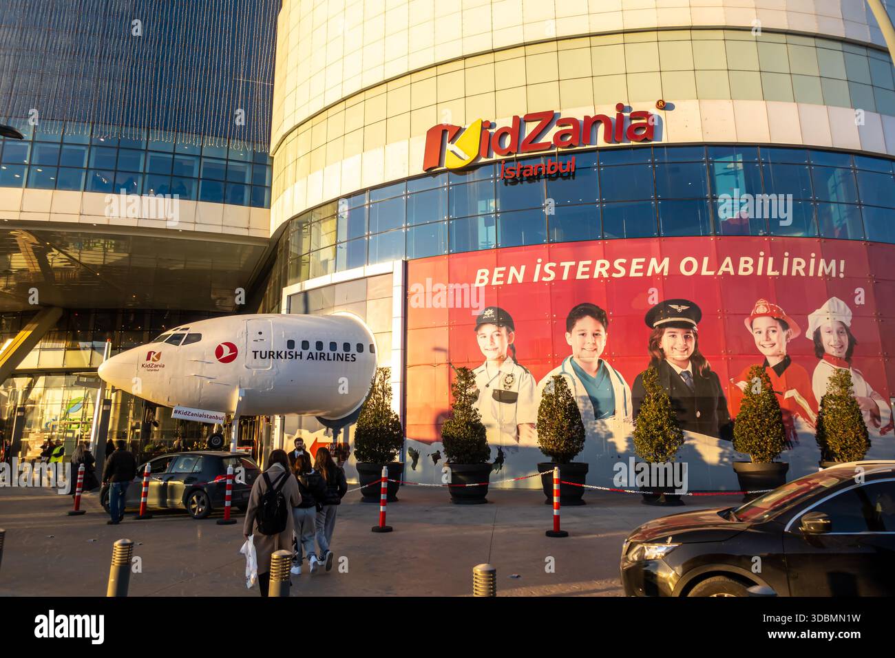 KidZania Istanbul, una città al coperto per bambini all'Akasya Shopping Mall di Istanbul, Turchia. Permette ai bambini di giocare a ruolo Foto Stock