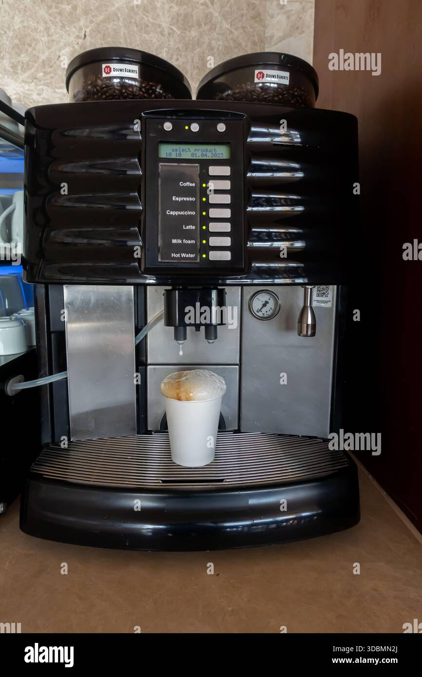 Schaerer Coffee Art Plus, una macchina da caffè super automatica di livello commerciale. È progettato per ambienti commerciali di volumi medio-alti come i bar Foto Stock