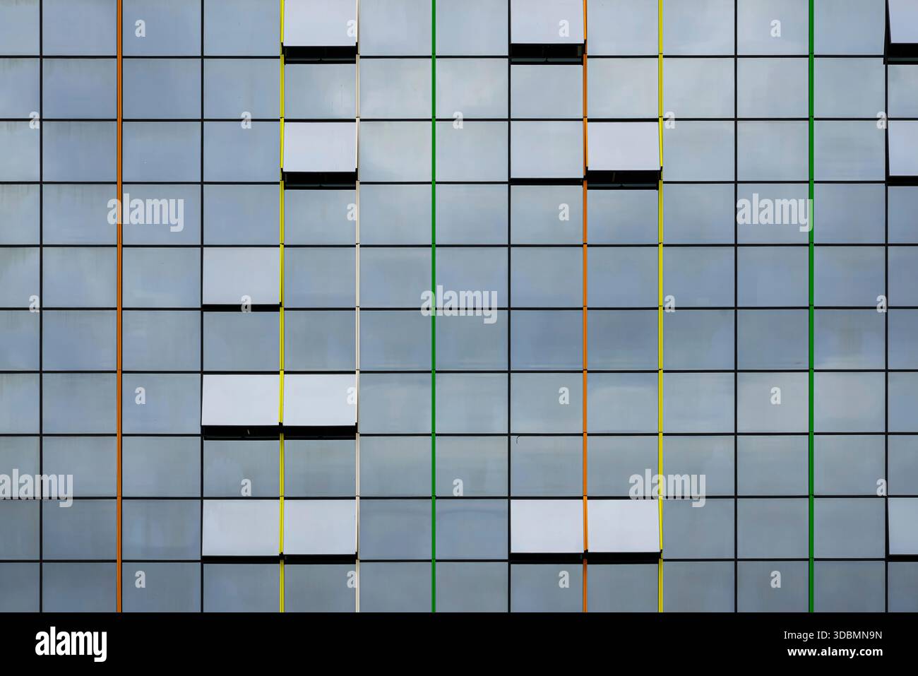 Zagabria, Croazia, facciata dell'International Hotel con pannelli di vetro riflettenti e strisce verticali in arancione, giallo e verde che creano un colorato motivo a griglia Foto Stock