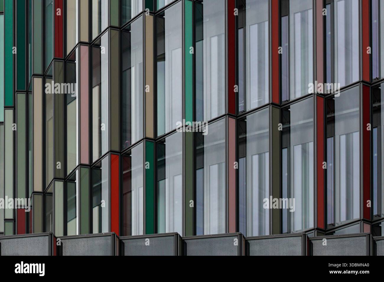 Facciata colorata con dettagli dell'edificio per uffici KfW Westarkade a Zeppelinallee a Francoforte, Germania, progettata da Sauerbruch Hutton con l'ingegnere strutturale Werner Sobek Foto Stock