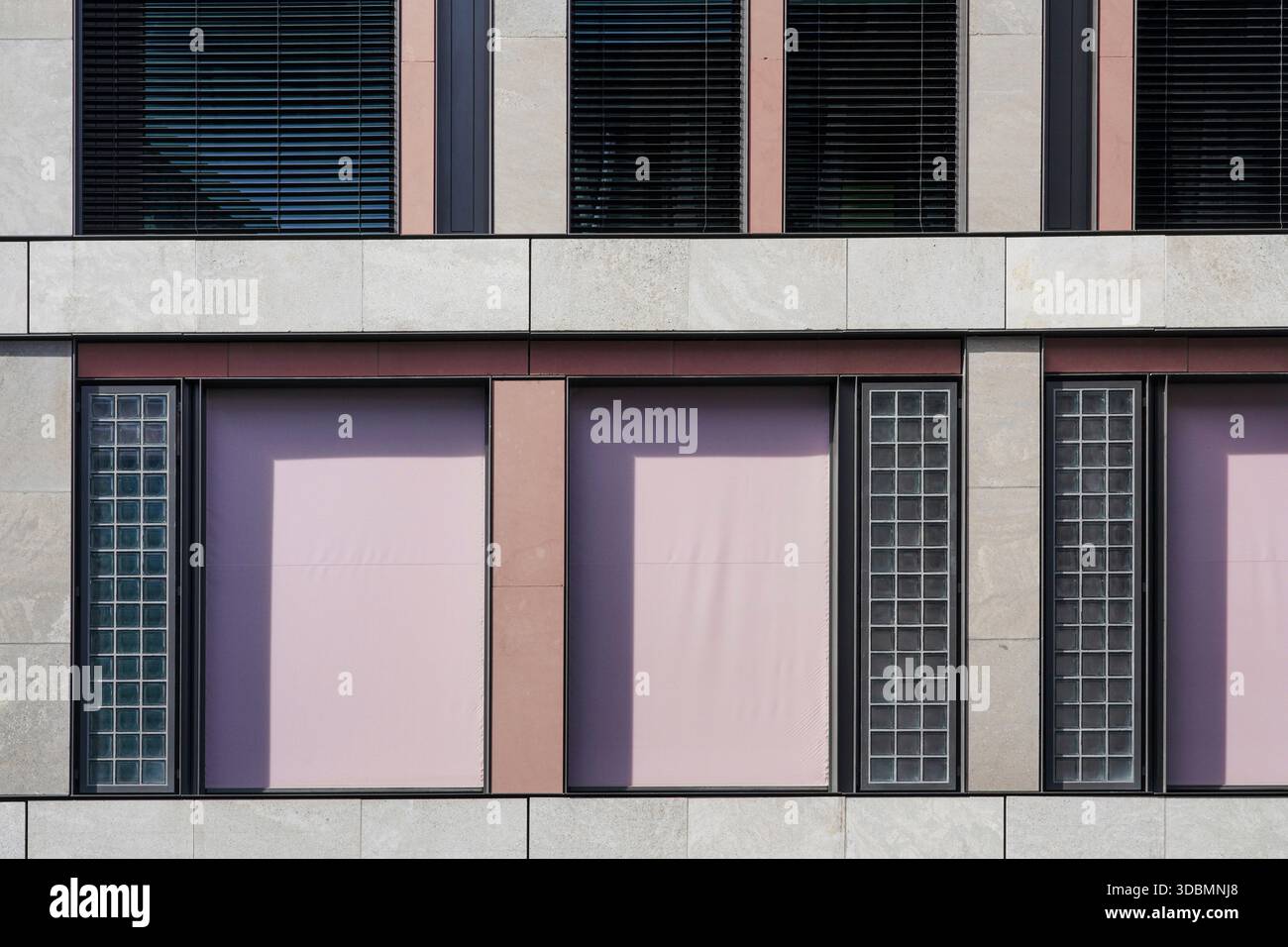Zurigo, Svizzera, quartiere Europaallee, facciata dell'edificio con tende rosa, rivestimento in pietra, dettagli in vetro, allineamento geometrico Foto Stock
