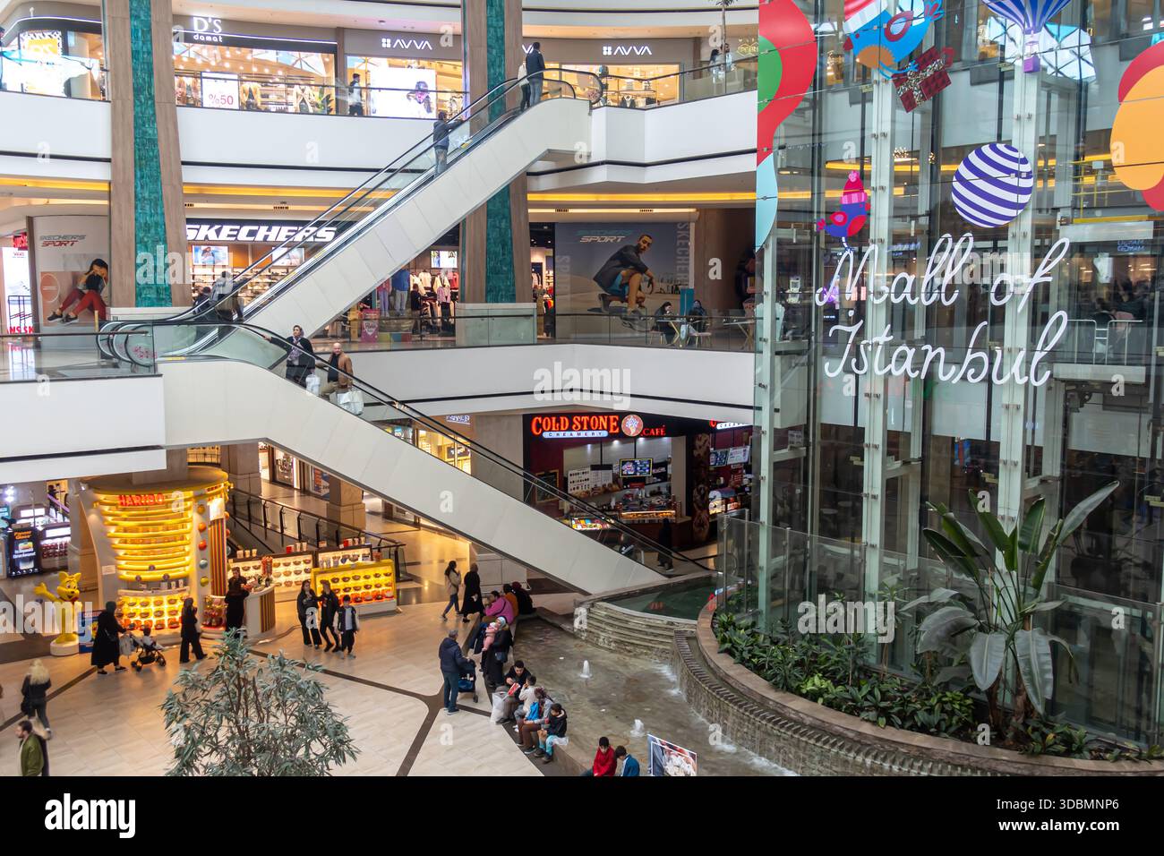 All'interno del Mall of Istanbul, un grande complesso ad uso misto situato nel quartiere Basaksehir sul lato europeo di Istanbul, Turchia Foto Stock