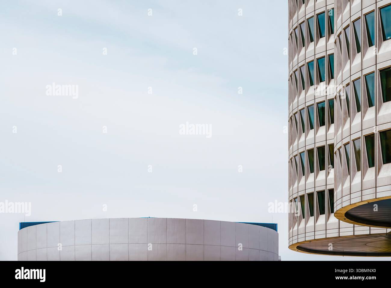 Monaco di Baviera, Germania, tetto con vista dettagliata Museo BMW, Torre BMW, architettura moderna, facciata curva, finestre, edificio aziendale, BMW, primo piano, Foto Stock