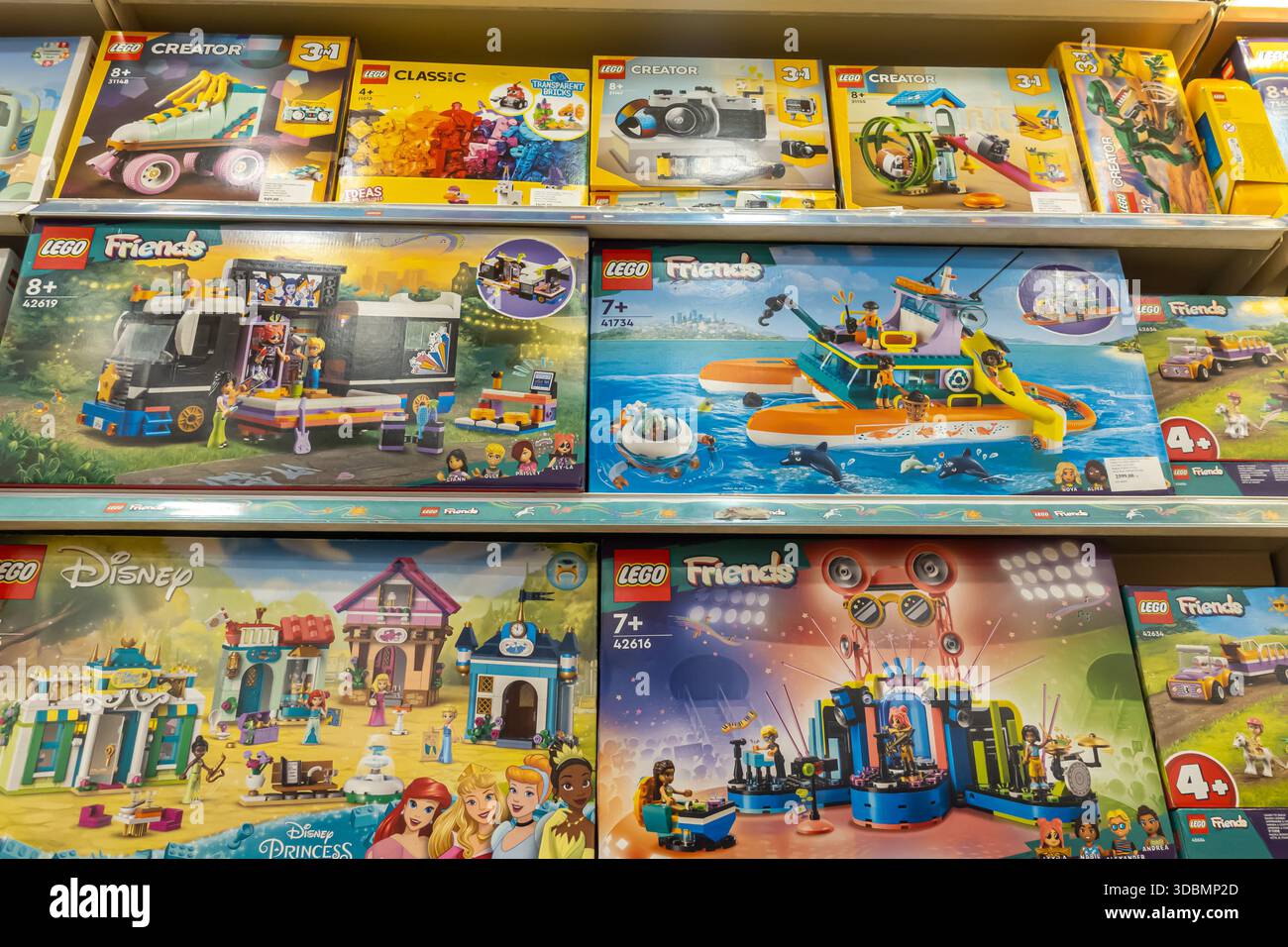 Scaffali con vari set di edifici LEGO, negozio Toyzz nel centro commerciale Forum, Istanbul, Turchia Foto Stock