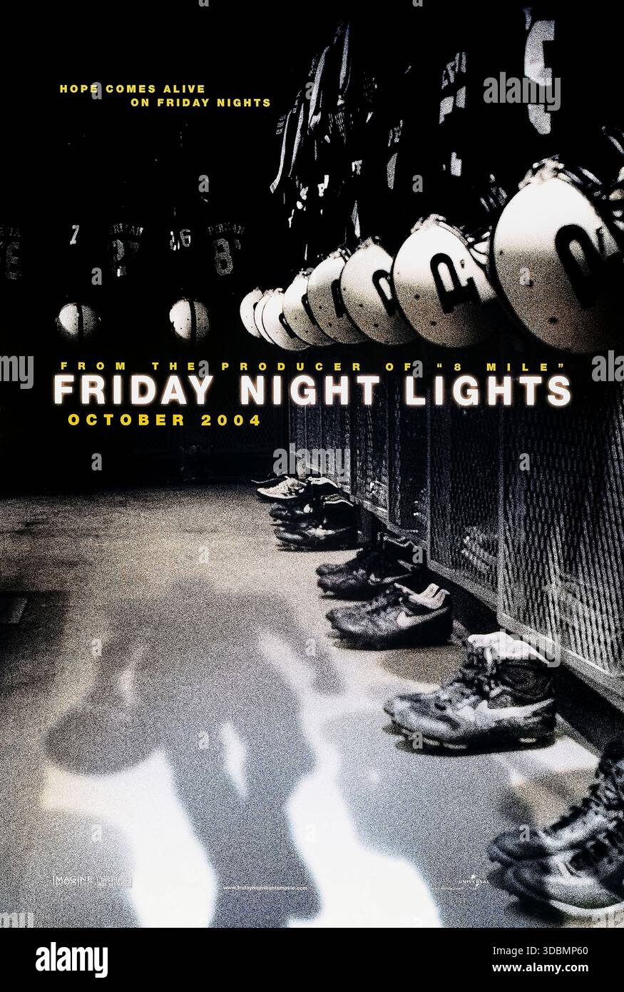 Friday Night Lights (2004) diretto da Peter Berg e interpretato da Billy Bob Thornton, Derek Luke e Lucas Black. Una squadra di football delle scuole superiori del Texas affronta battute d'arresto personali e l'intensa pressione della comunità mentre tenta di vincere il campionato statale. Fotografia di un poster originale del 2004 DA UTILIZZARE ESCLUSIVAMENTE PER L'EDITORIALE. Crediti: BFA / Universal Pictures Foto Stock