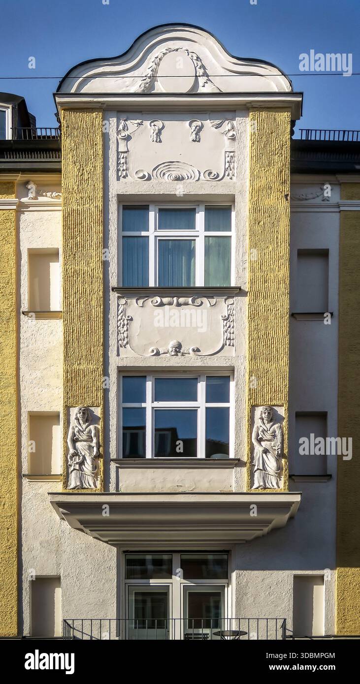 Finestra sulla baia in stile barocco Art Nouveau a Schwabing a Monaco. Costruito intorno al 1900. Foto Stock