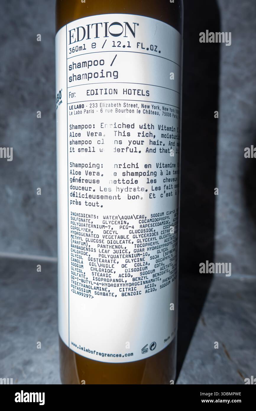 Shampoo le Labo linea esclusiva di prodotti di cortesia di lusso creata appositamente per gli hotel EDITION. Il flacone da 360 ml è arricchito con vitamina e e aloe vera. Foto Stock