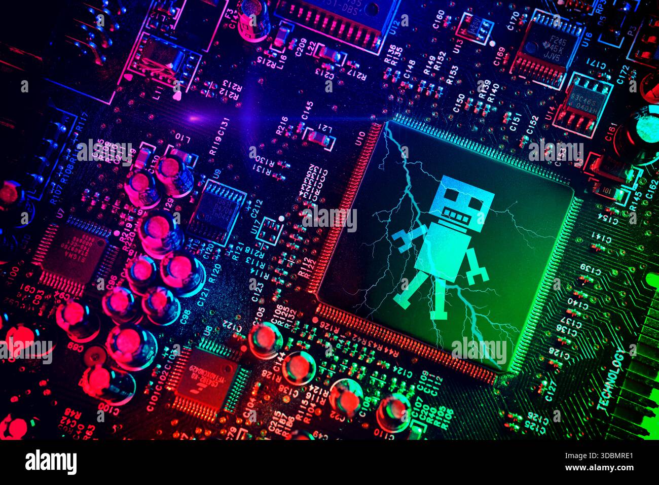 Chip per computer con figura robotica, foto simbolica dell'intelligenza artificiale, fotomontaggio Foto Stock