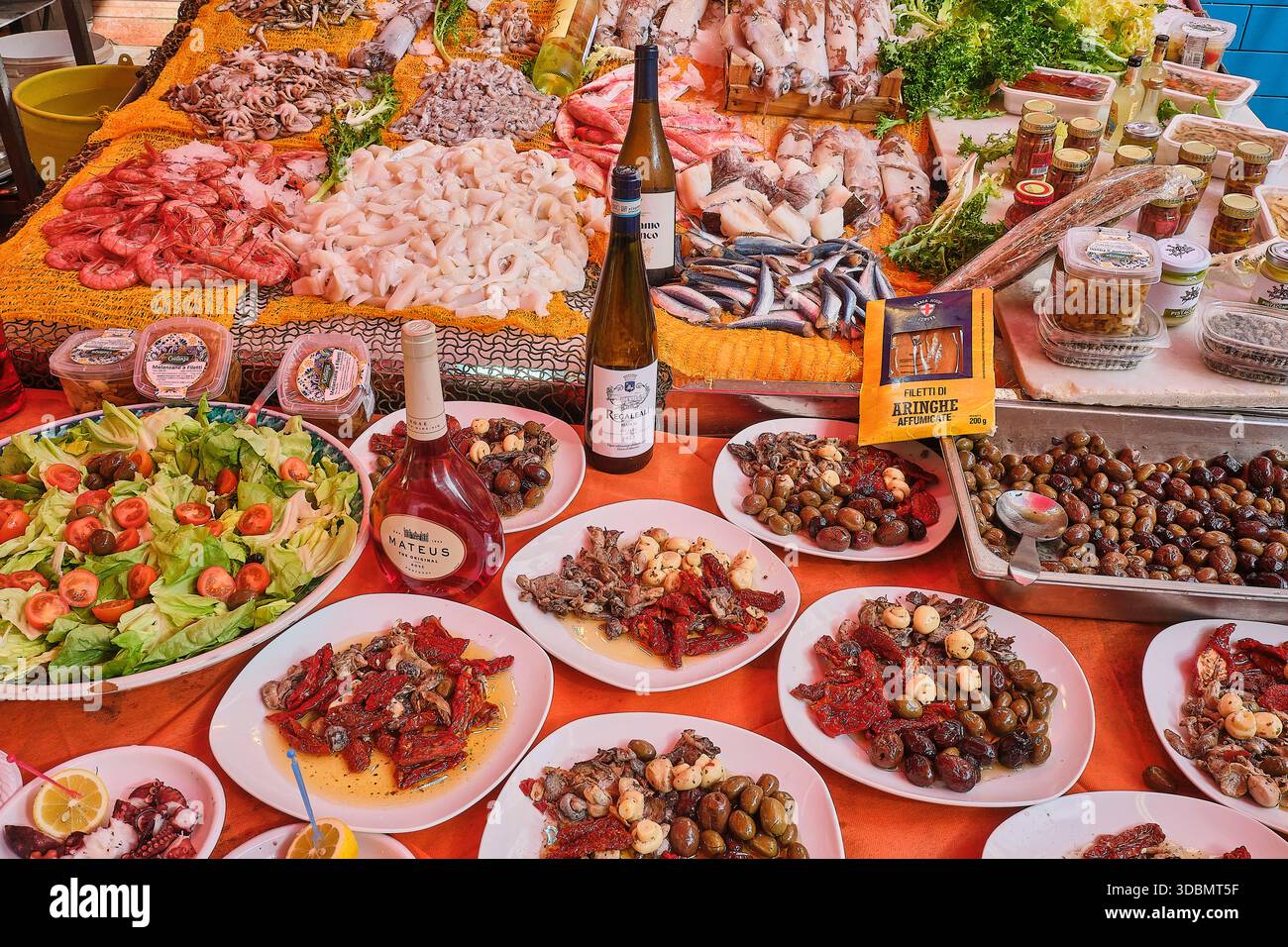 Cibo in offerta al Vucceria, mercato nel centro di Palermo, Sicilia, Italia, Europa Foto Stock