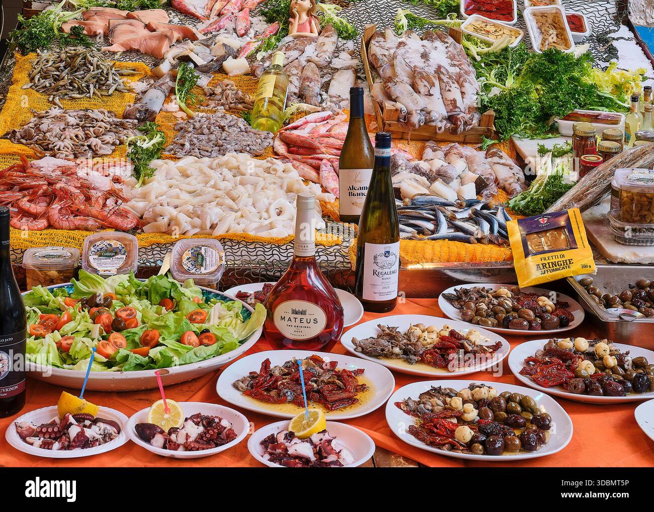 Cibo in offerta al Vucceria, mercato nel centro di Palermo, Sicilia, Italia, Europa Foto Stock