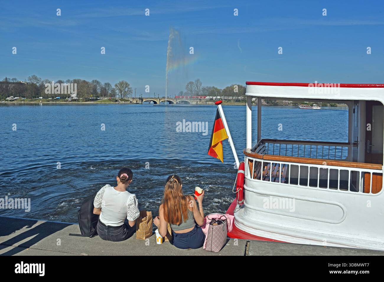Europa, Germania, città anseatica di Amburgo, Binnenalster, molo, 2 giovani donne sull'acqua, pausa pranzo Foto Stock