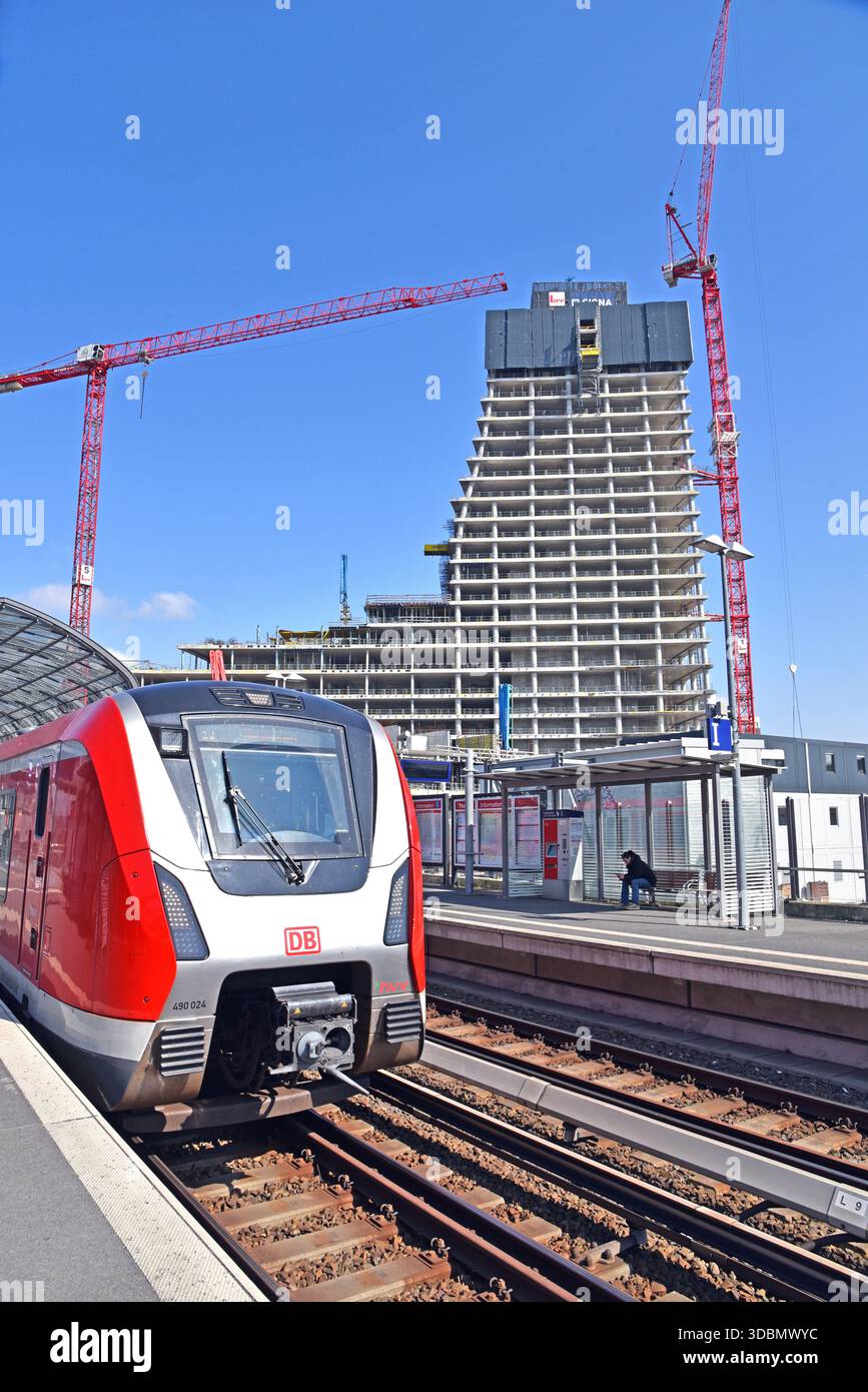 Europa, Germania, città anseatica di Amburgo, HafenCity, Elba, stazione S-Bahn di Elbbrücken, Elbtower in costruzione di conchiglie, Signa Holding, Rene Benko, progettato da David Chipperfield Architects Foto Stock
