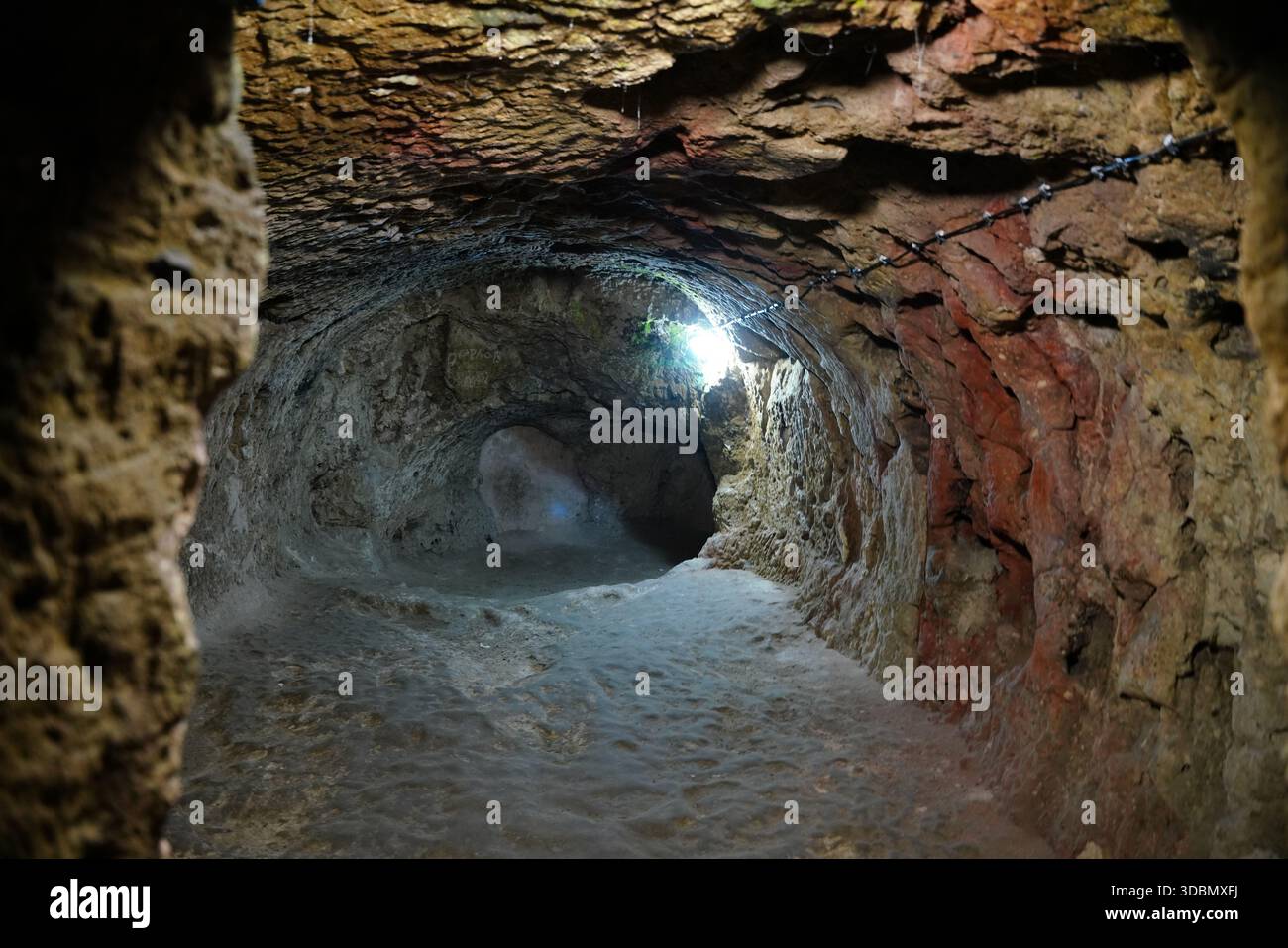 NEVSEHIR, TURKIYE - 09 AGOSTO 2025: Città sotterranea di Derinkuyu nella città di Derinkuyu Foto Stock