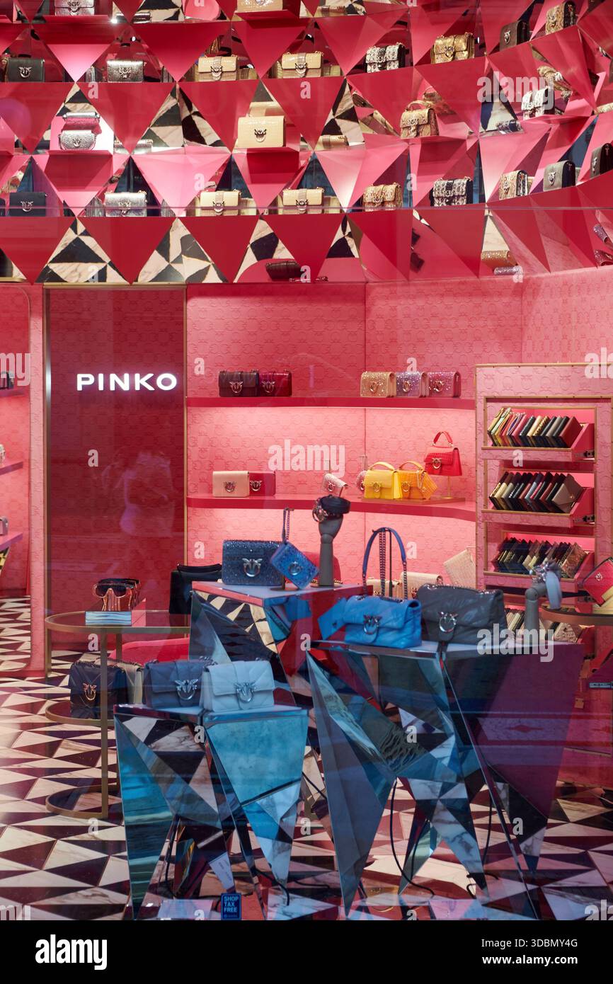 Italia, Milano, negozio Pinko, vetrina Foto Stock