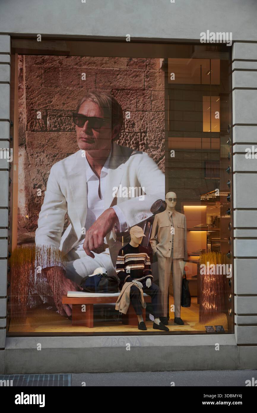 Italia, Milano, negozio di moda, abbigliamento da uomo, vetrina Foto Stock