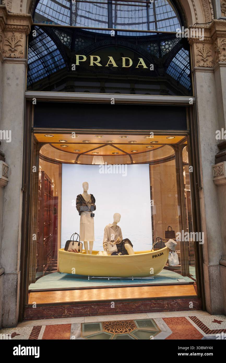 Italia, Milano, vetrina, negozio di moda Prada Foto Stock