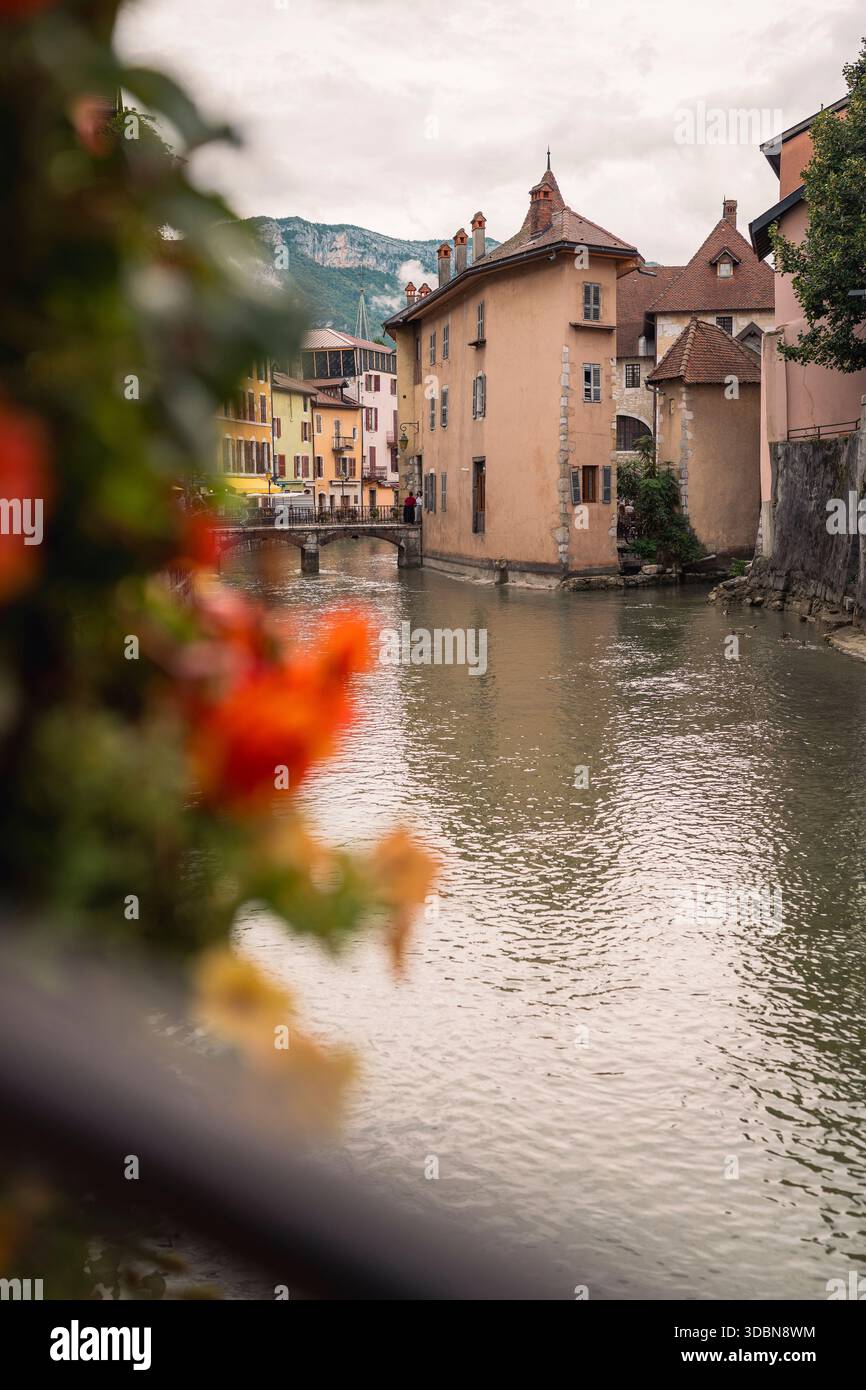 Pittoresca città vecchia di Annecy, Francia, lungo il fiume Thiou Foto Stock
