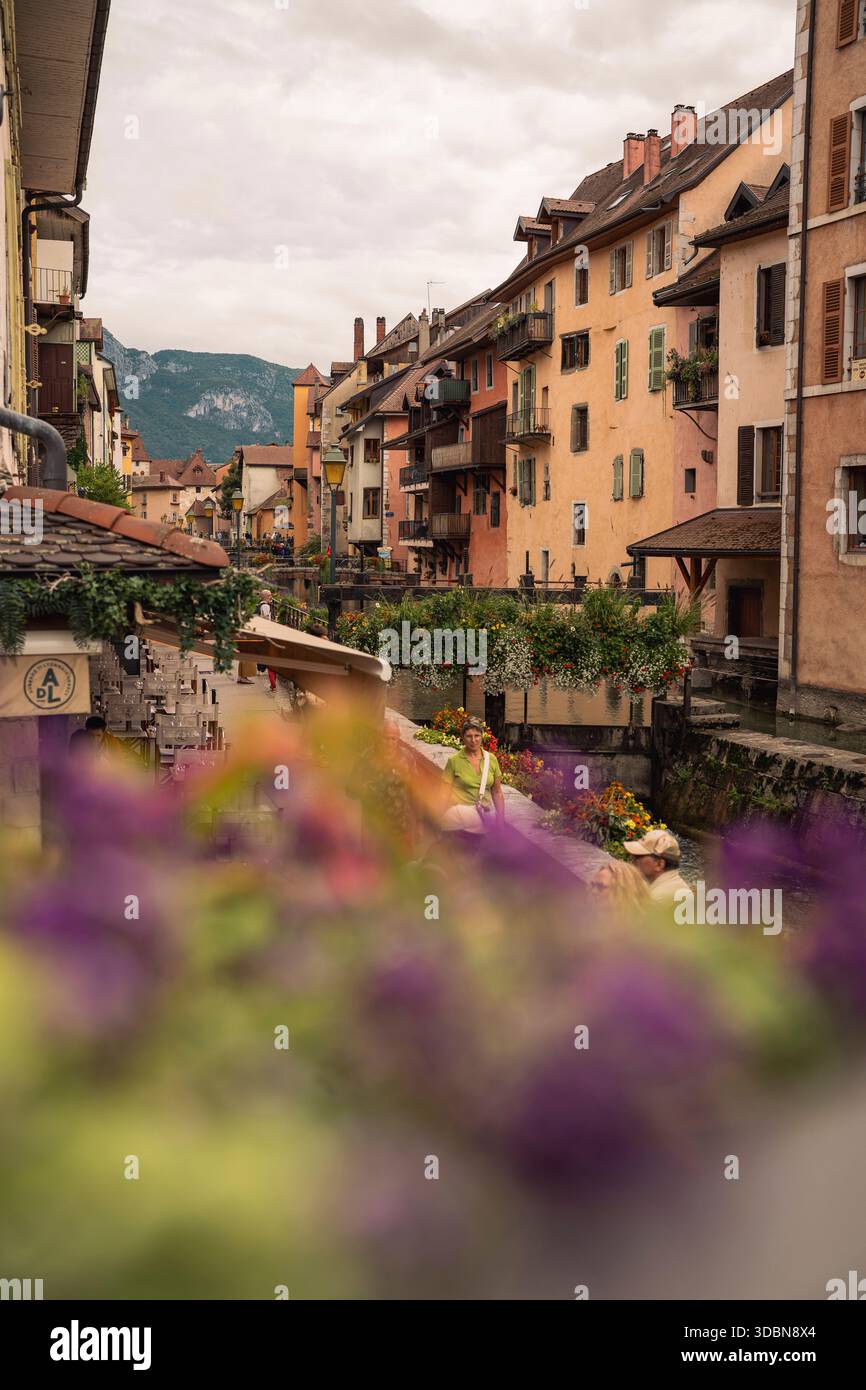 Pittoresca città vecchia di Annecy, Francia, lungo il fiume Thiou Foto Stock