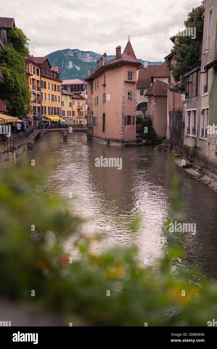 Pittoresca città vecchia di Annecy, Francia, lungo il fiume Thiou Foto Stock