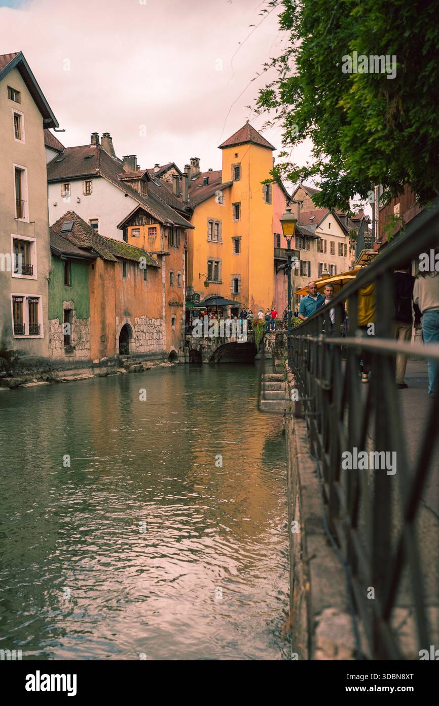 Pittoresca città vecchia di Annecy, Francia, lungo il fiume Thiou Foto Stock