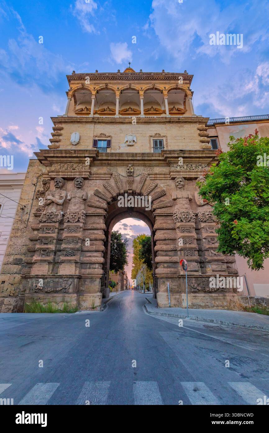 Porta nuova, una storica porta della città costruita nel XVI secolo, caratterizzata da dettagli architettonici rinascimentali e barocchi, luce naturale. Palermo, Provincia di Palermo, Sicilia, Italia Foto Stock