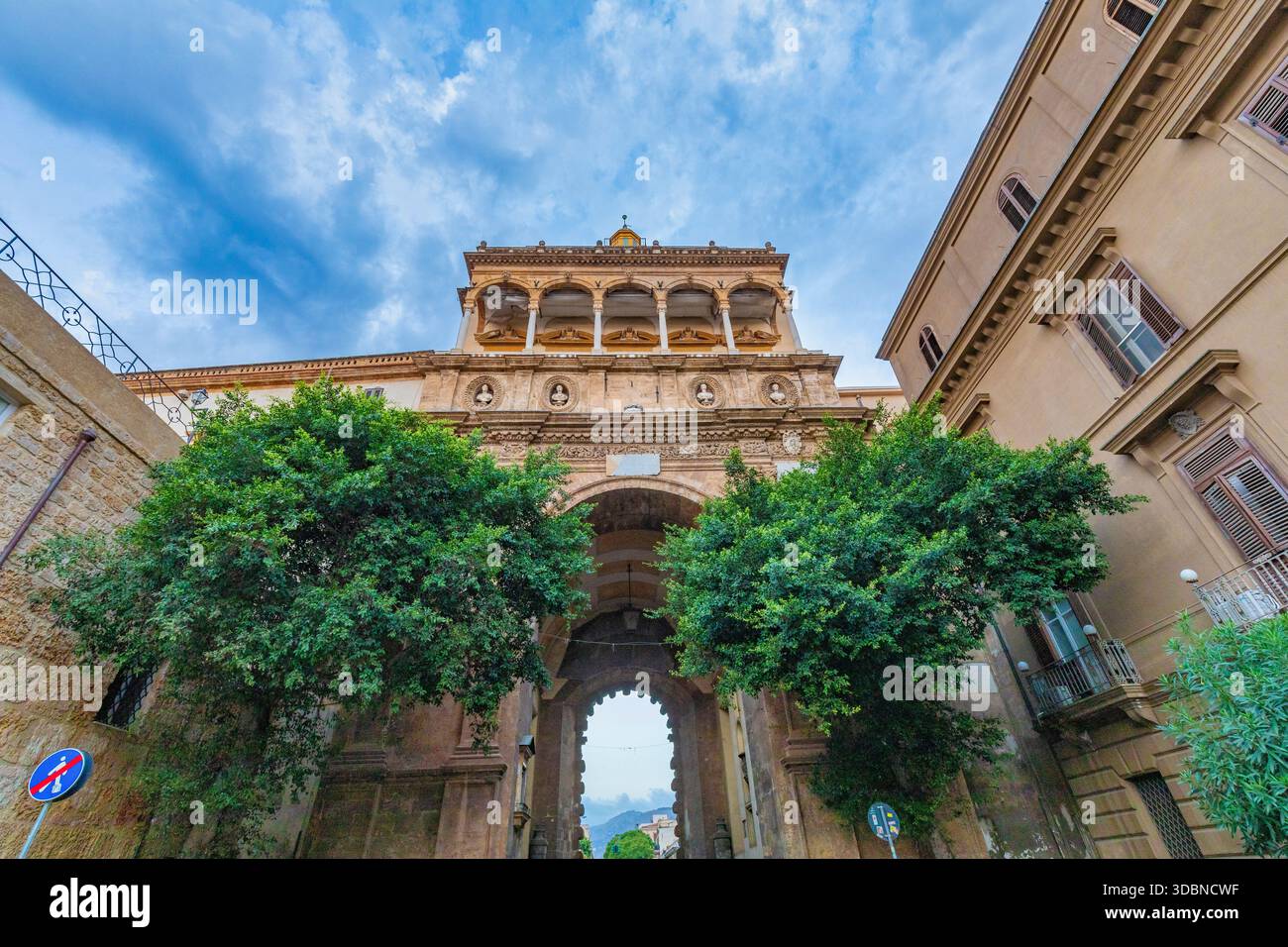 Porta nuova, una storica porta della città costruita nel XVI secolo, caratterizzata da dettagli architettonici rinascimentali e barocchi, luce naturale. Palermo, Provincia di Palermo, Sicilia, Italia Foto Stock