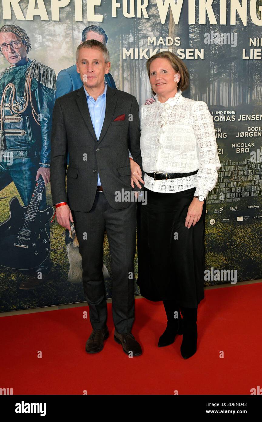 Thomas Ostrup Moller und Begleitung bei der Premiere des Kinofilms 'Therapie für Wikinger' im Kino im Delphi-Filmpalast. Berlino, 17.12.2025 Foto Stock