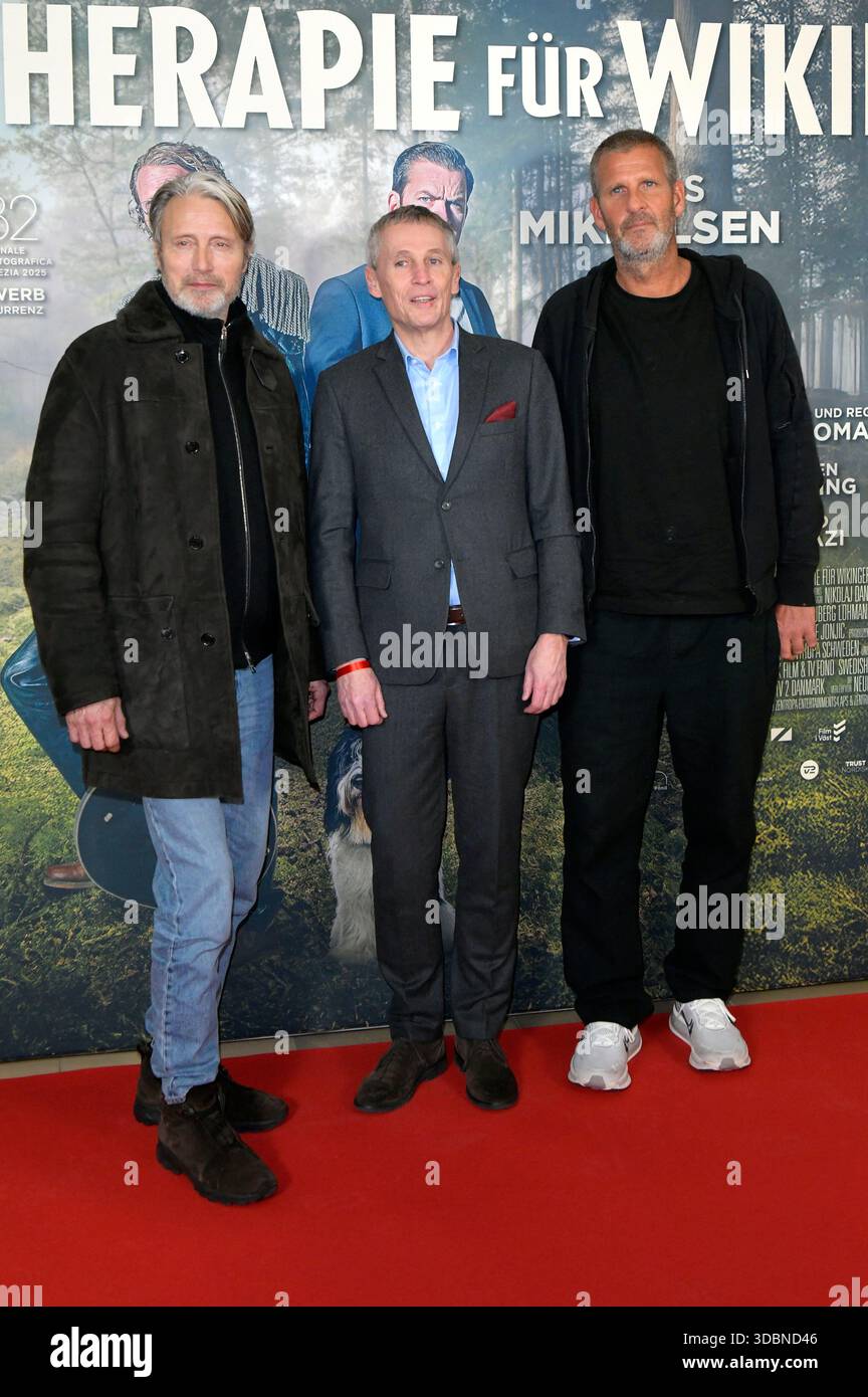Mads Mikkelsen, Thomas Ostrup Moller und Anders Thomas Jensen bei der Premiere des Kinofilms 'Therapie für Wikinger' im Kino im Delphi-Filmpalast. Berlino, 17.12.2025 Foto Stock