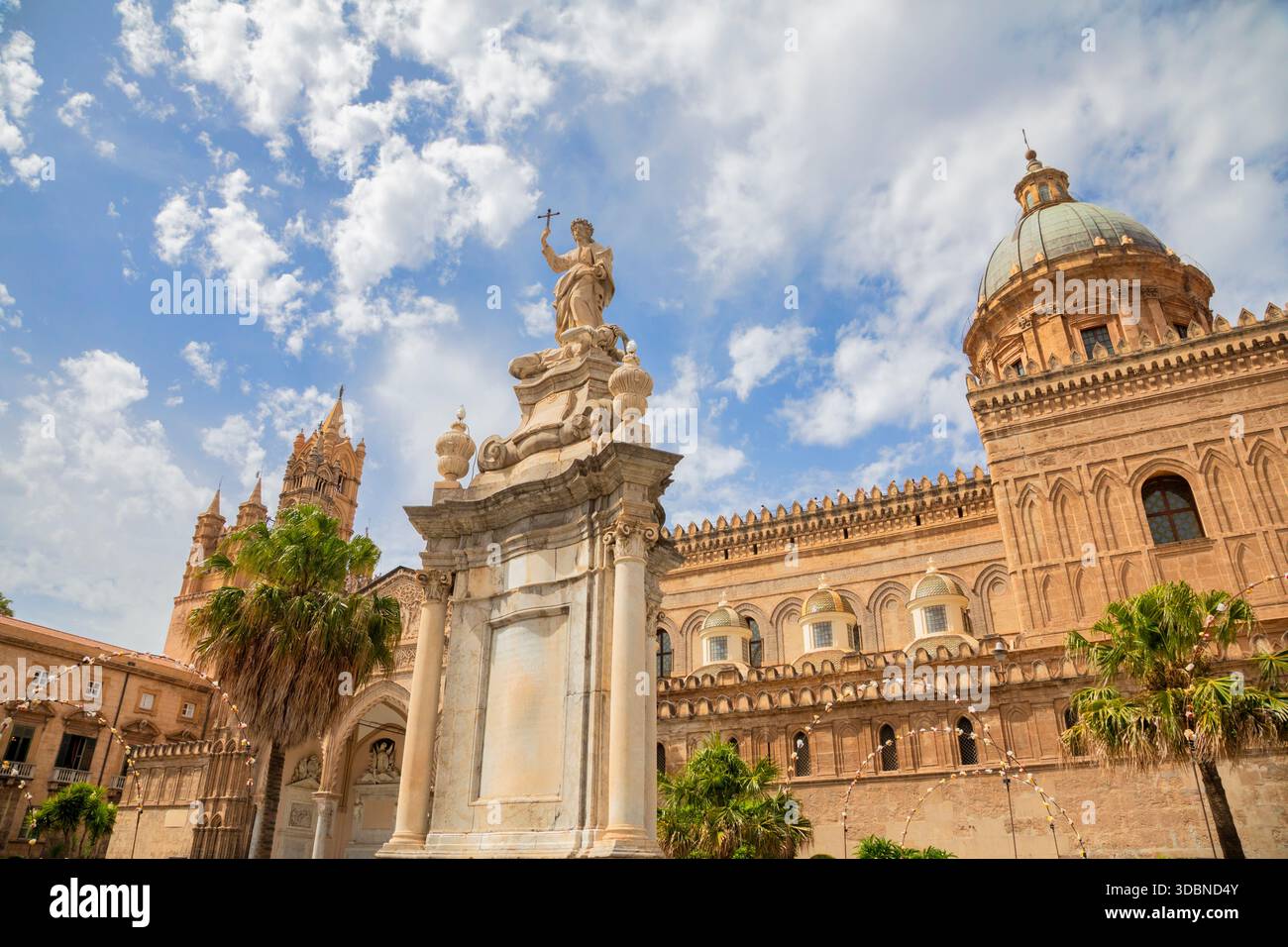 Particolare della cupola del Duomo di Palermo con la statua di Santa Rosalia, patrona della città, sotto un cielo parzialmente nuvoloso. Palermo, Provincia di Palermo, Sicilia, Italia Foto Stock