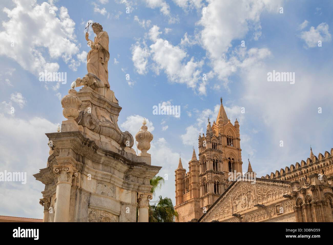 Particolare della Cattedrale di Palermo con la statua di Santa Rosalia, patrona della città, sotto un cielo parzialmente nuvoloso. Palermo, Provincia di Palermo, Sicilia, Italia Foto Stock
