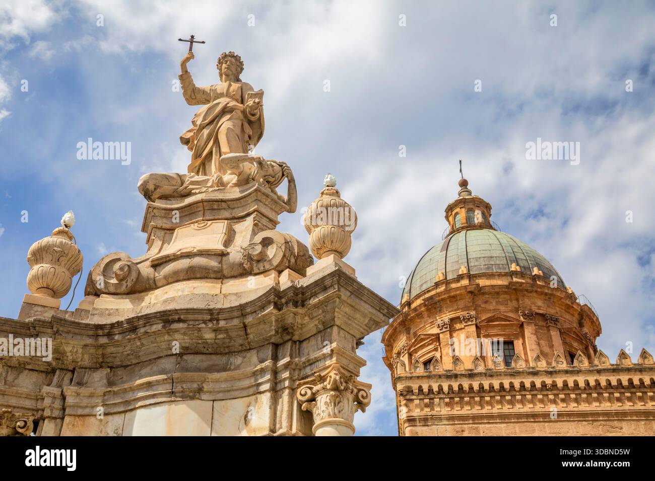 Particolare della cupola del Duomo di Palermo con la statua di Santa Rosalia, patrona della città, sotto un cielo parzialmente nuvoloso. Palermo, Provincia di Palermo, Sicilia, Italia Foto Stock
