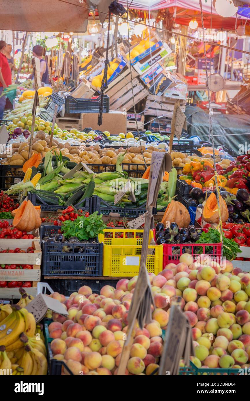 Colorate bancarelle di frutta e verdura al mercato di Ballaro, che espone l'abbondanza di prodotti freschi locali, Palermo, Sicilia, Italia Foto Stock