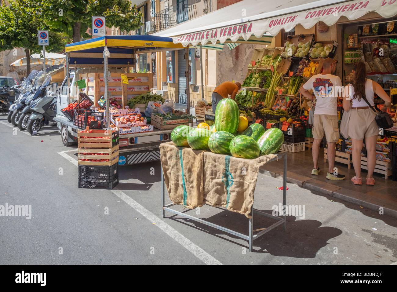 Colorato mercato di strada con prodotti freschi a Monreale, con cibo locale e vita quotidiana, Monreale, provincia di Palermo, Sicilia, Italia Foto Stock