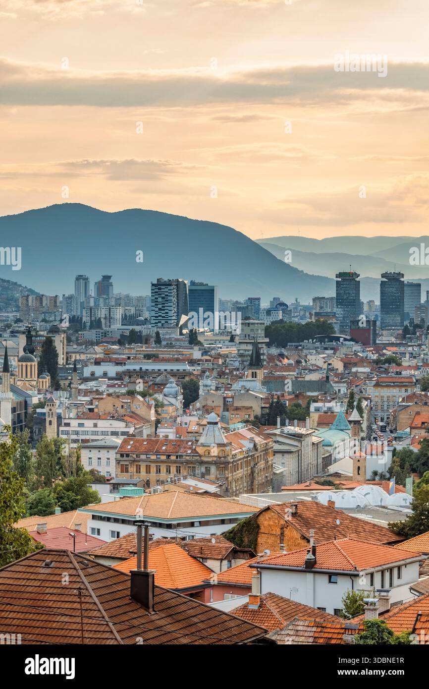 Vista panoramica di Sarajevo con un mix di tetti storici, chiese, moschee e moderni grattacieli, circondati dalle montagne, Bosnia ed Erzegovina Foto Stock