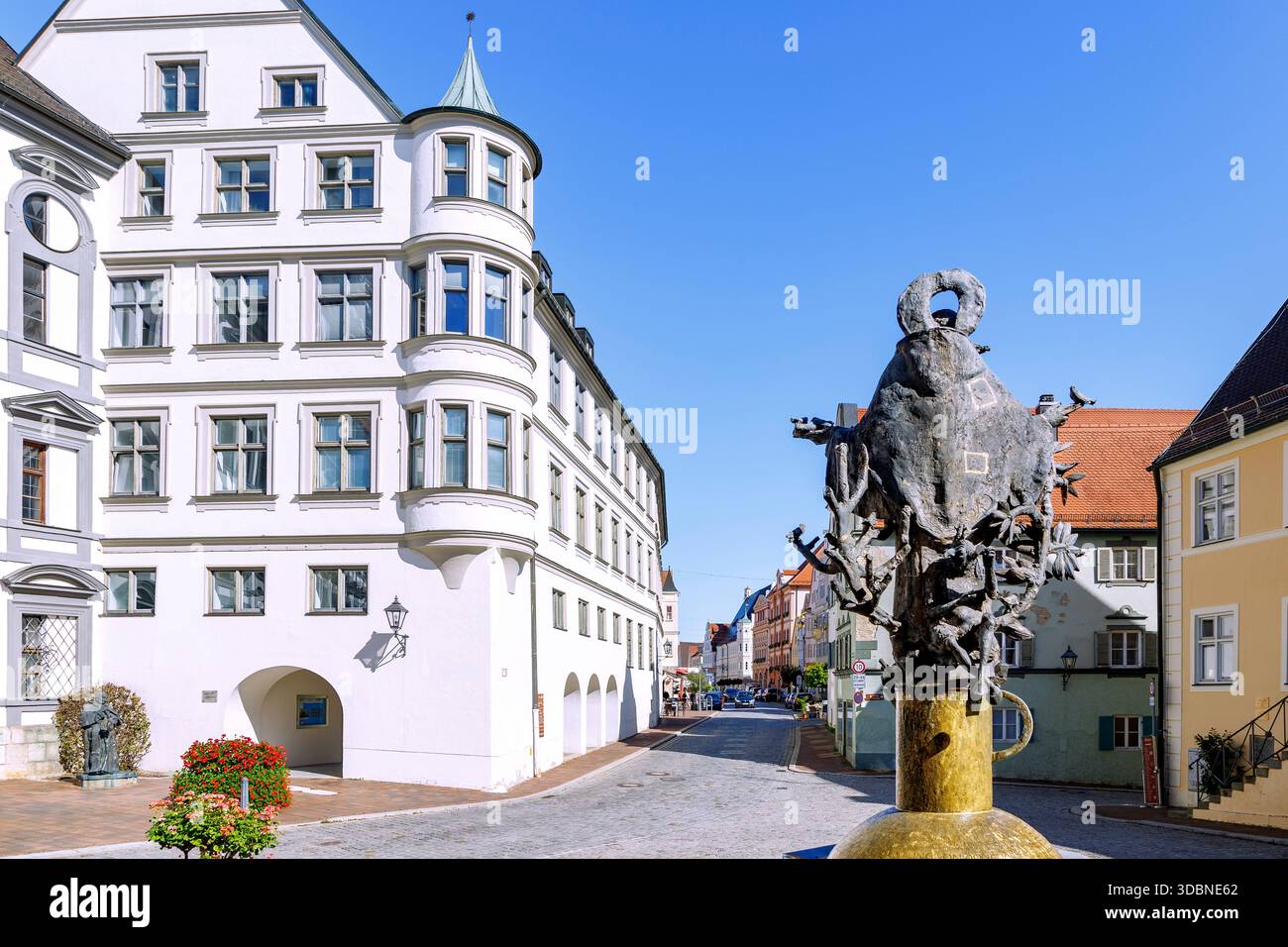 Fontana di San Francesco con vista sull'ex Università dei Gesuiti con il monumento a Johann Michael Sailer e Königstrasse, Dillingen an der Donau, Svevia Bavarese, Svevia, Baviera, Germania Foto Stock