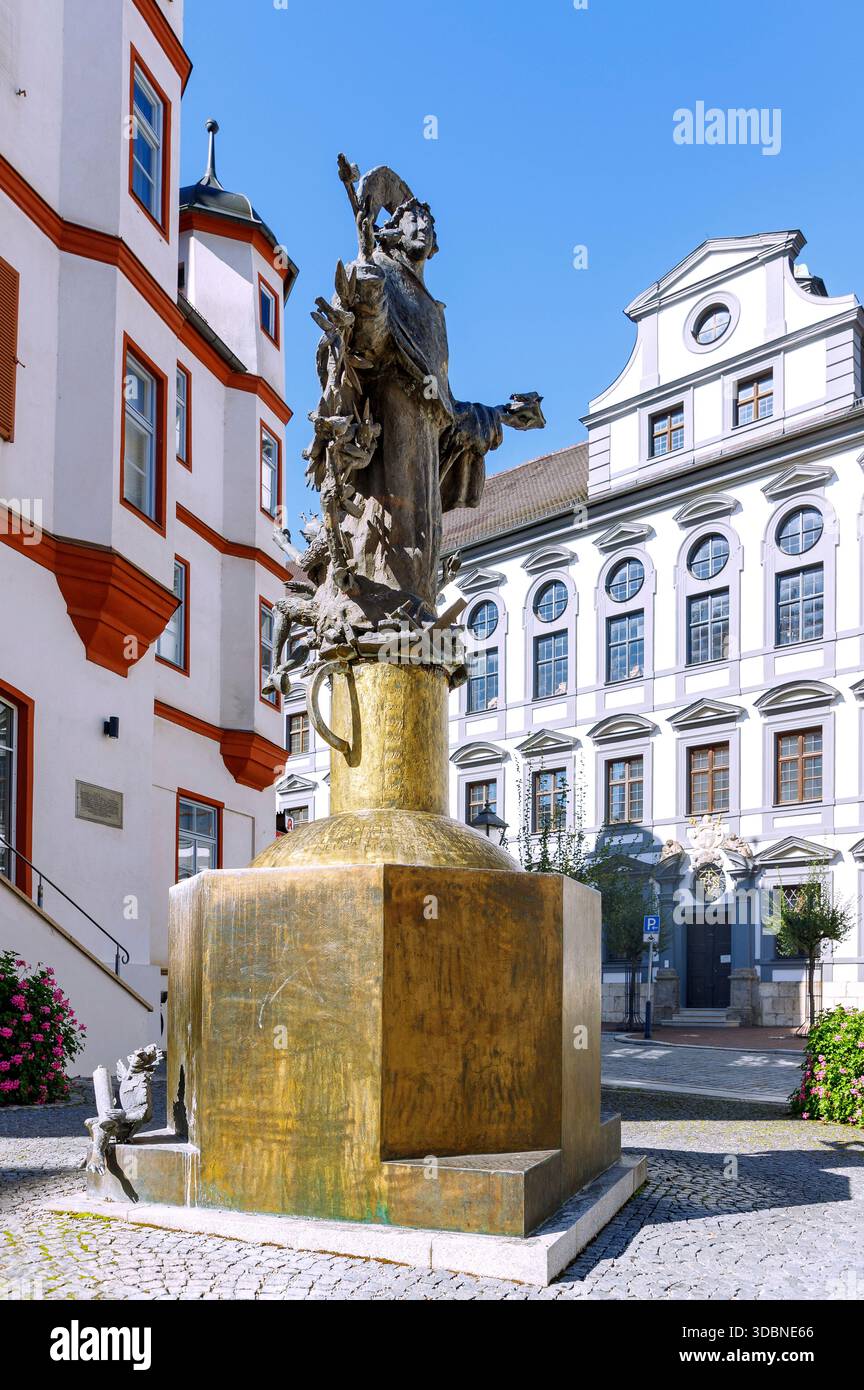 Fontana di San Francesco di fronte alla farmacia superiore con vista sull'ex Università dei Gesuiti, Dillingen an der Donau, Svevia Bavarese, Svevia, Baviera, Germania Foto Stock