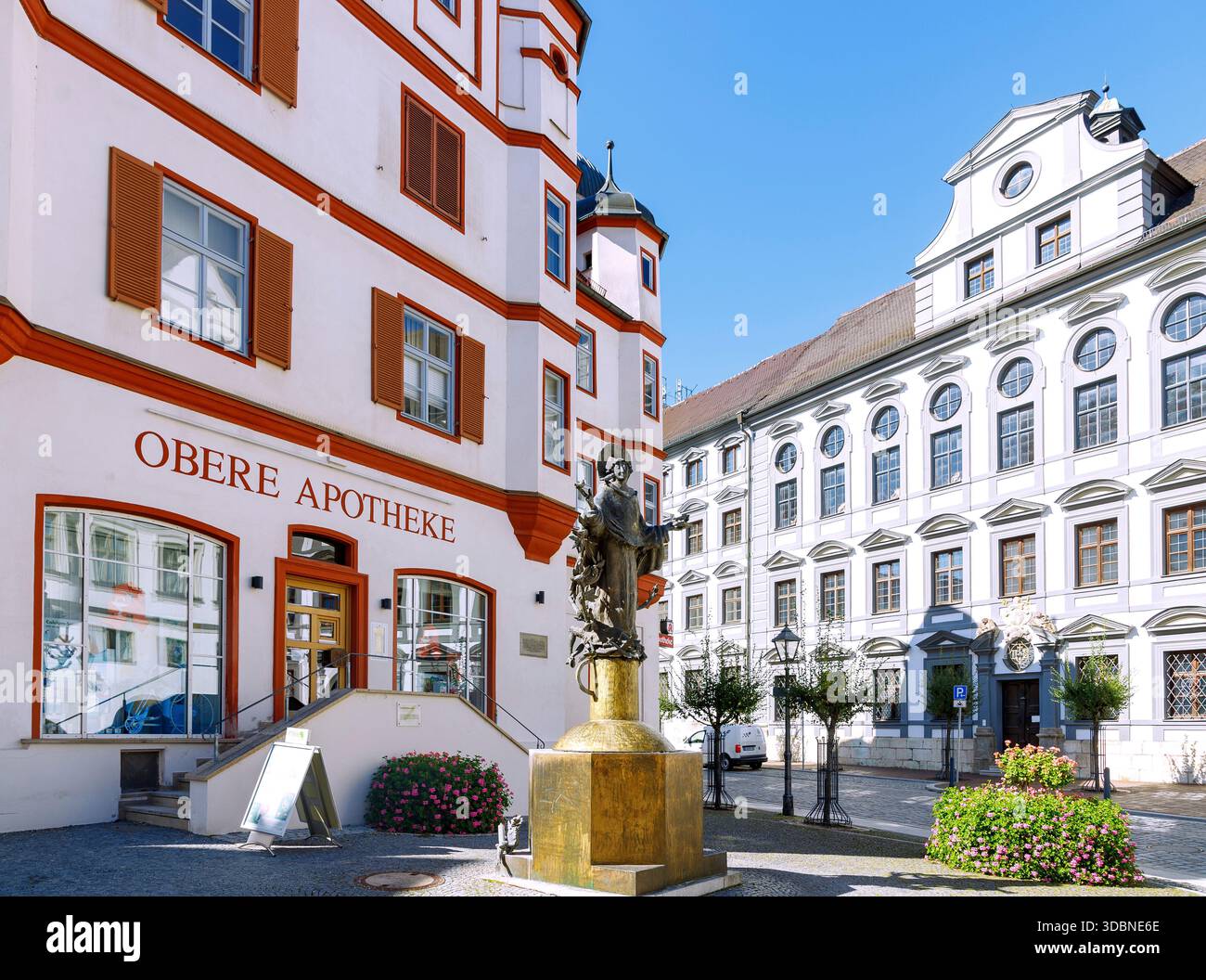 Fontana di San Francesco di fronte alla farmacia superiore con vista sull'ex Università dei Gesuiti, Dillingen an der Donau, Svevia Bavarese, Svevia, Baviera, Germania Foto Stock