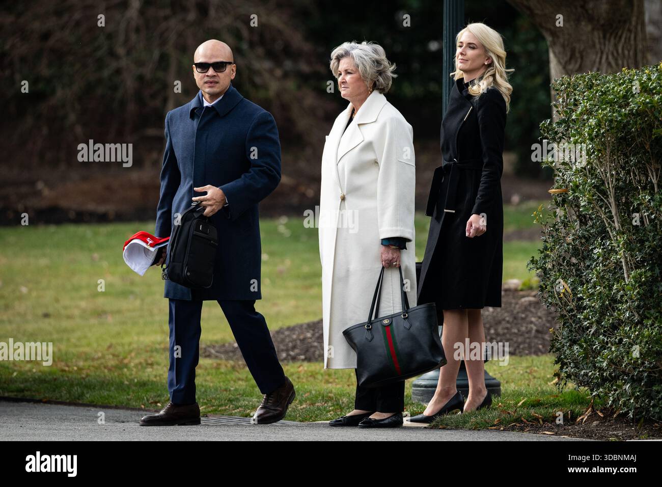 Walt Nauta, direttore delle operazioni ovali della Casa Bianca, da sinistra, Susie Wiles, capo di stato maggiore della Casa Bianca, Natalie Harp, aiutante del presidente degli Stati Uniti Donald Trump, cammina sul South Lawn della Casa Bianca prima di salire a bordo di Marine One a Washington DC, mercoledì 17 dicembre 2025. Gli Stati Uniti stanno preparando una nuova serie di sanzioni sul settore energetico della Russia per aumentare la pressione su Mosca se il presidente Vladimir Putin dovesse respingere un accordo di pace con l'Ucraina, secondo le persone che conoscono la questione. Foto di Graeme Sloan/UPI Foto Stock