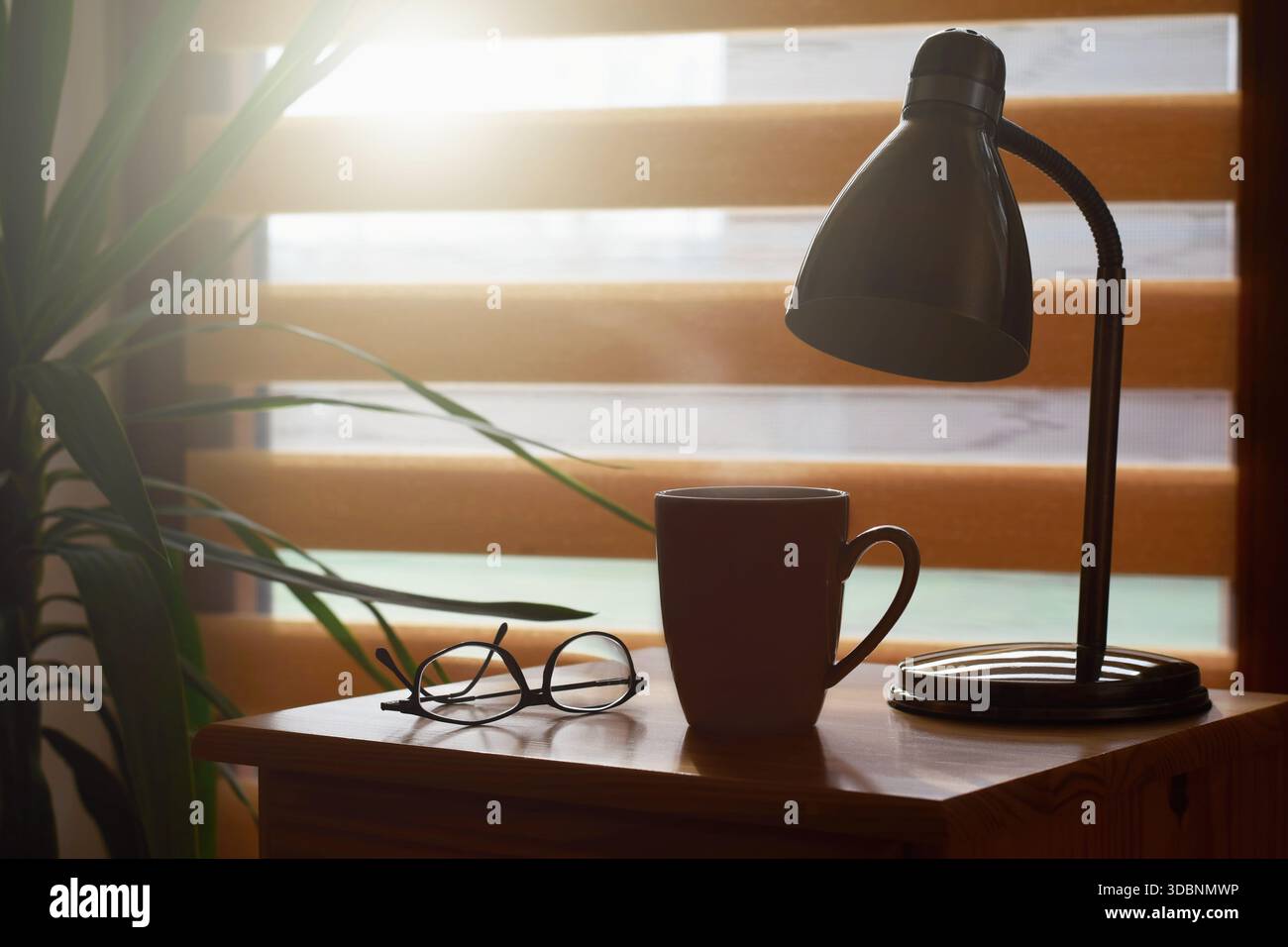 Tazza da caffè sul tavolo, sfondo della finestra, casa accogliente Foto Stock