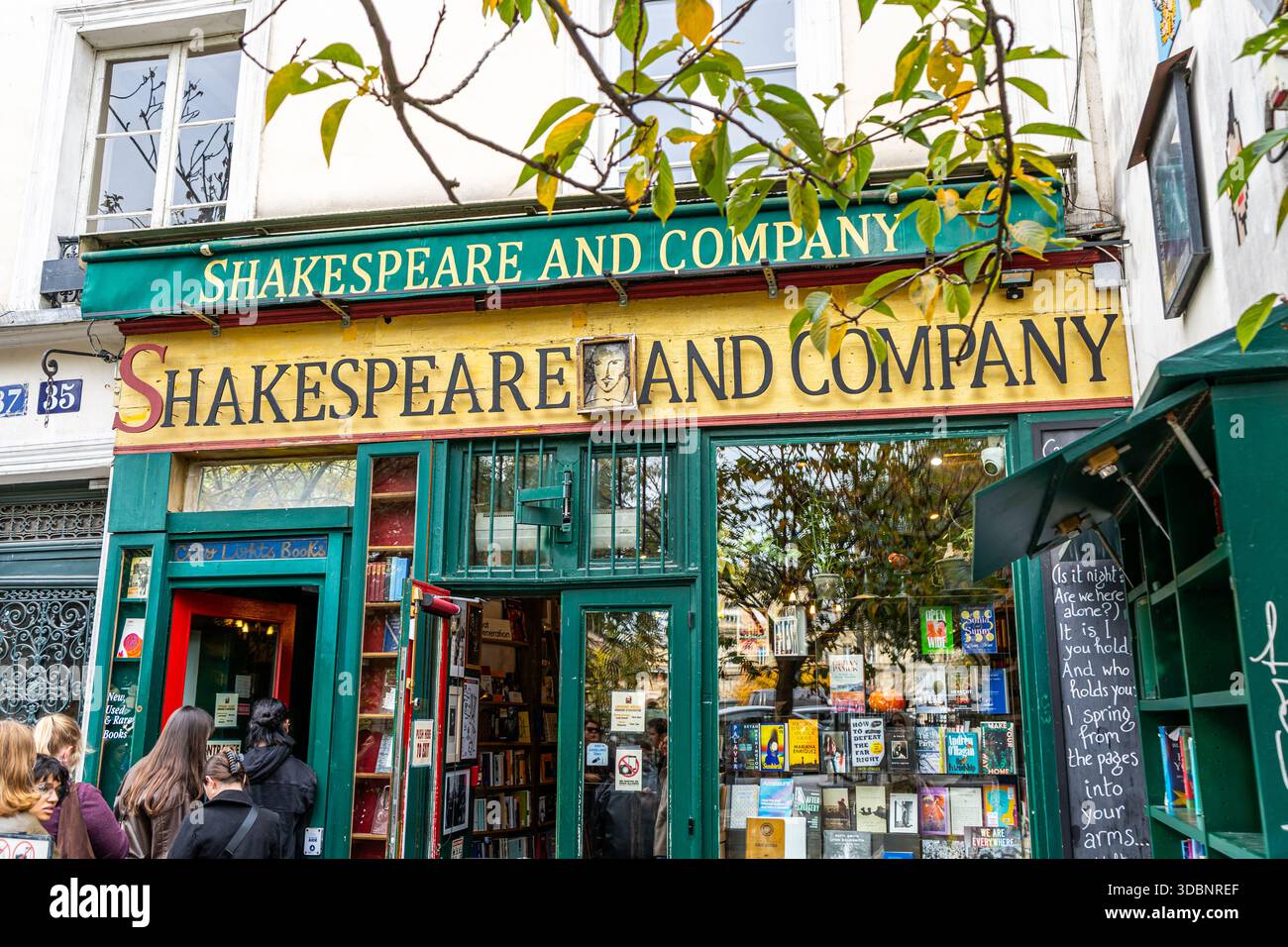 Parigi, Francia - 30 ottobre 2025: Shakespeare e l'azienda della città vecchia luci negozio di libri. Foto Stock