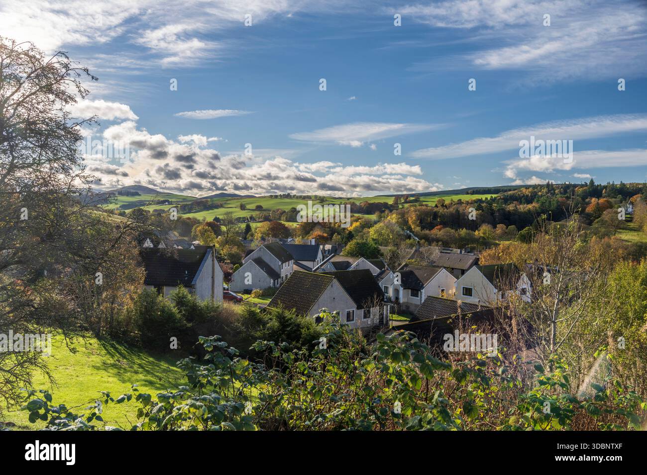 Vista panoramica di una moderna tenuta residenziale a Eddleston, adagiata tra la campagna ondulata e i cieli azzurri. Foto Stock