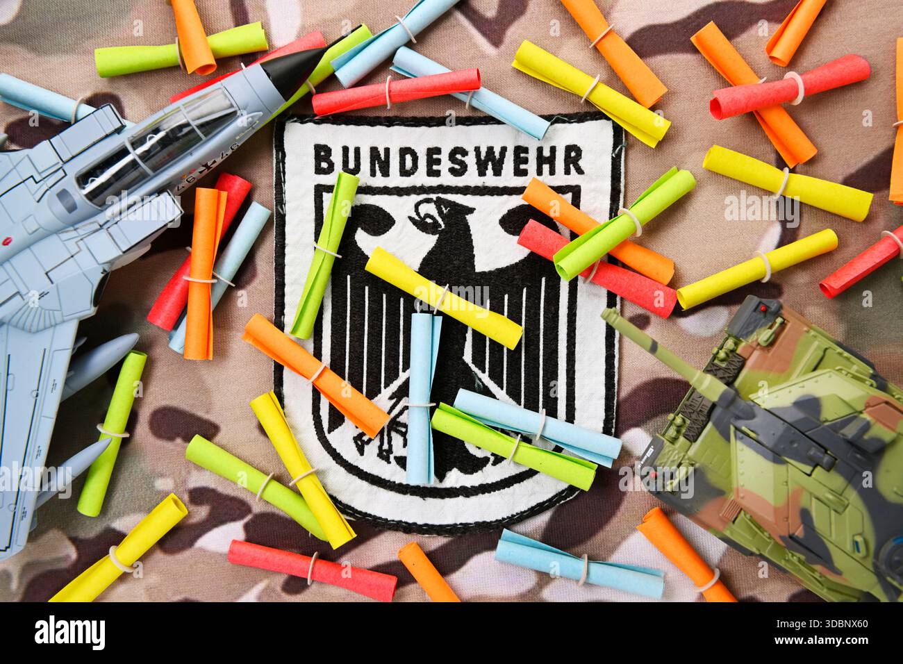 C'è un sacco di distintivi della Bundeswehr, foto simbolica del servizio militare e della coscrizione Foto Stock