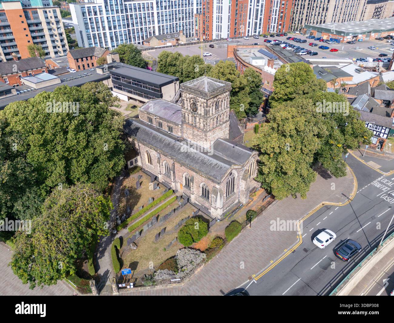 Vista aerea della chiesa di San Nicola, un'antica chiesa anglosassone della parrocchia inglese a Leicester, Inghilterra. Foto Stock