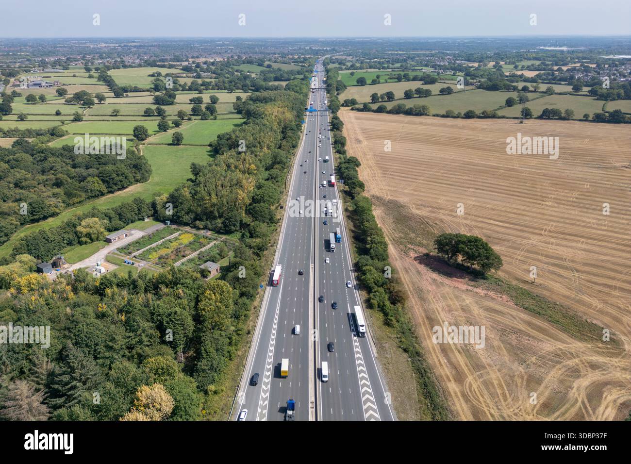 Vista aerea di muoversi verso est lungo l'autostrada M6 vicino a Coventry, Regno Unito. Foto Stock