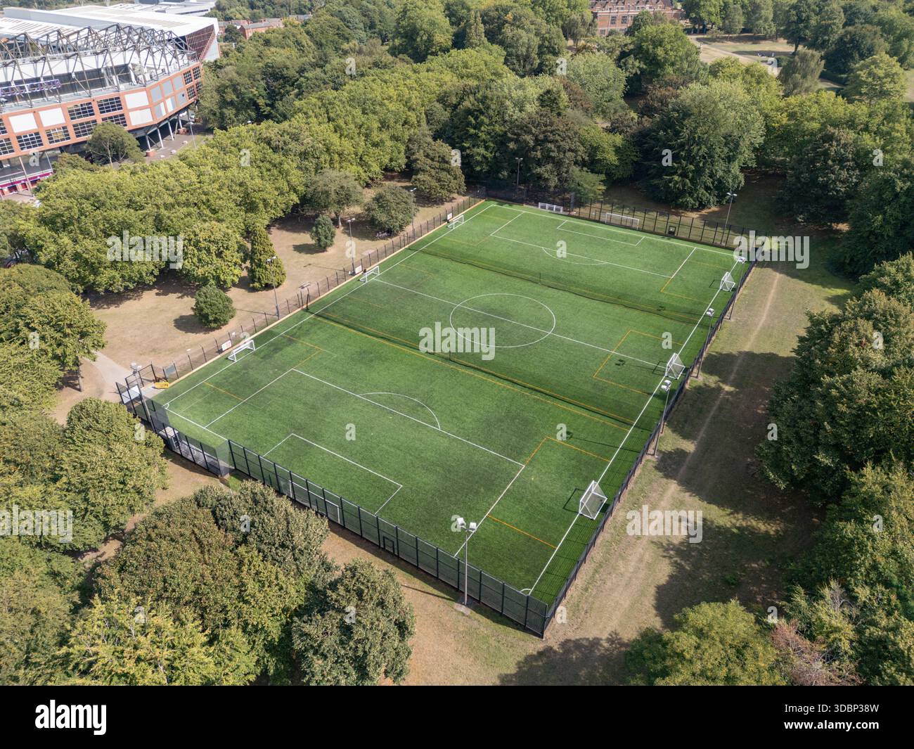Veduta aerea di un astro all'aperto con base in sabbia, campo da calcio nel terreno Aston Hall, Trinity Road, Birmingham, Regno Unito. Foto Stock
