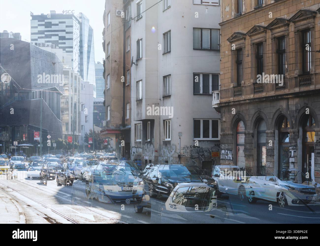 Esposizione multipla di automobili nel traffico con edifici vecchi e moderni a Sarajevo, Bosnia ed Erzegovina Foto Stock