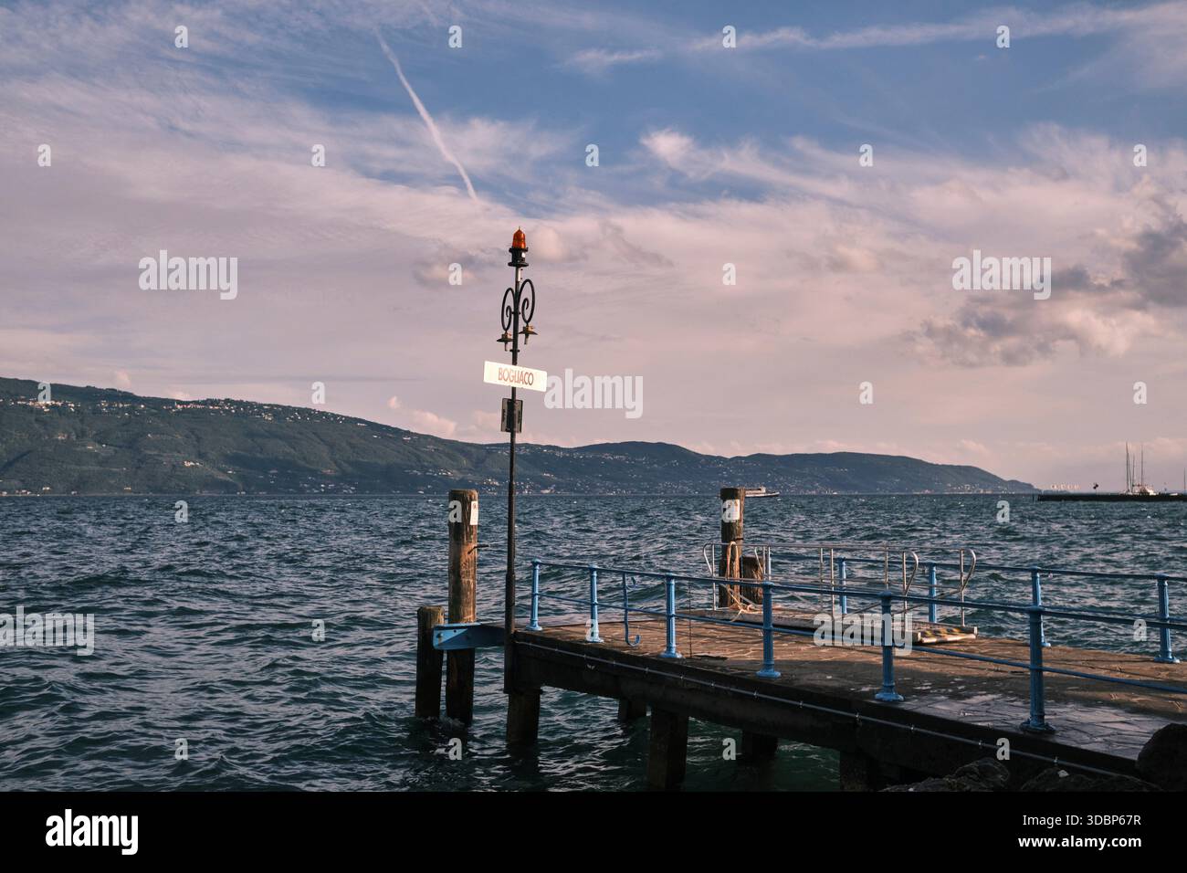 Molo di Bogliaco sul Lago di Garda nel tardo pomeriggio in una tempesta giornata estiva. Foto Stock