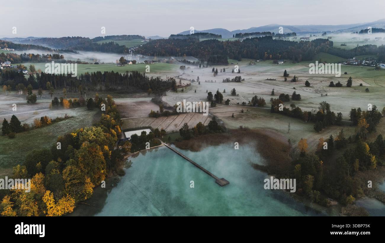 Alba e mattine nebbiose nella riserva naturale autunnale del lago Fuschl nella regione Salzkammergut di Salisburgo. Foto Stock