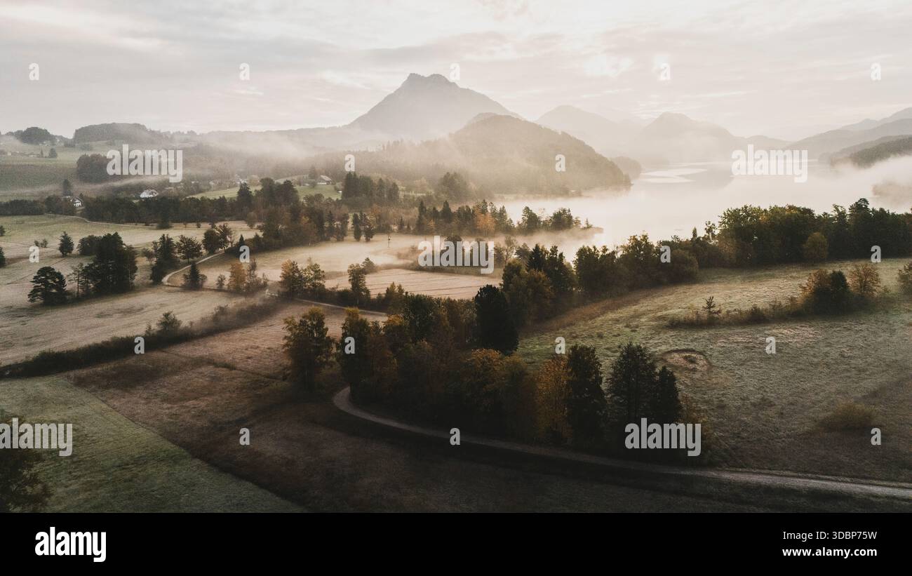Alba e mattine nebbiose nella riserva naturale autunnale del lago Fuschl nella regione Salzkammergut di Salisburgo. Foto Stock