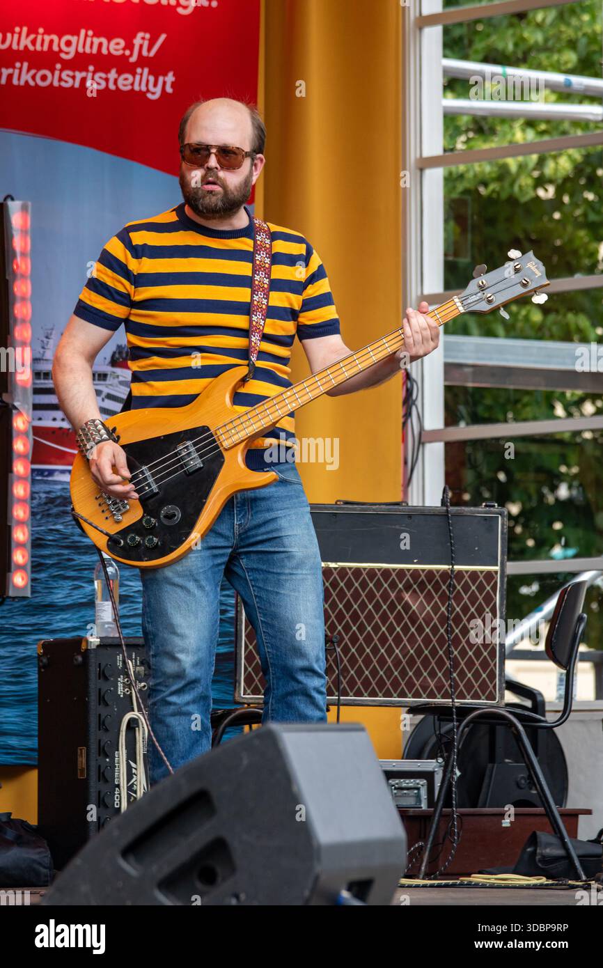 Mikko Siltanen del Rock Siltanen Group suona il basso sul palco Espa di Helsinki, Finlandia Foto Stock